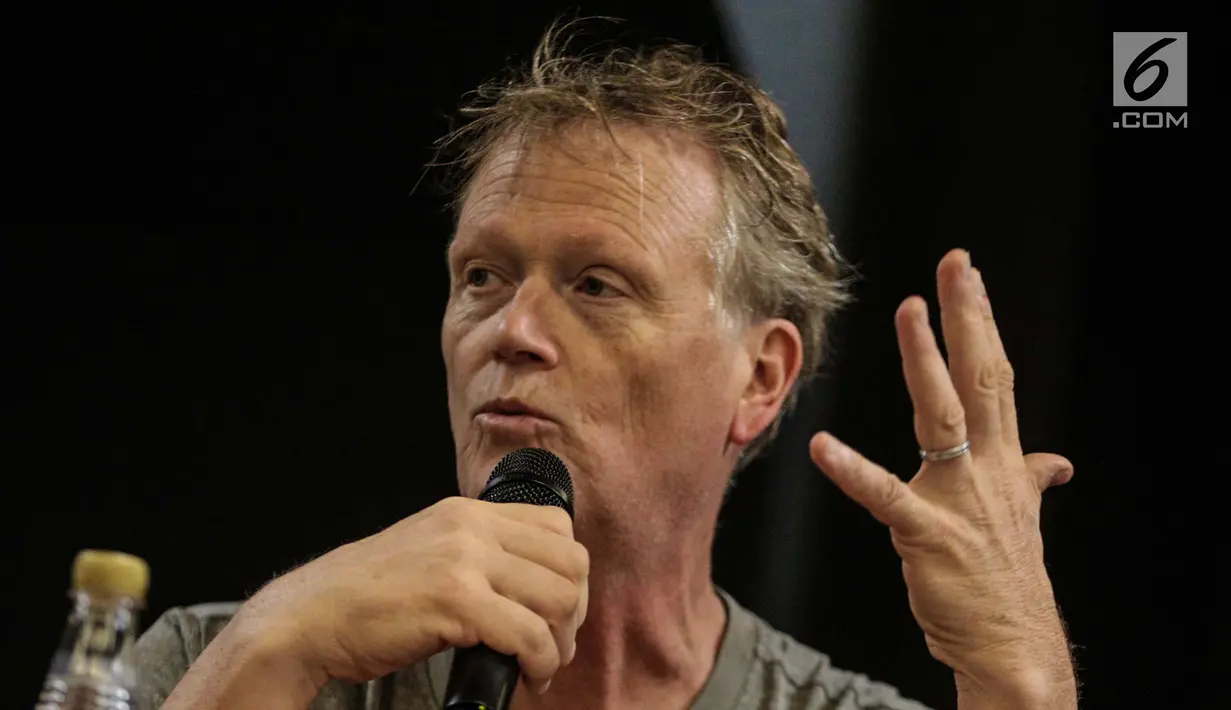 GNR Production Manager Dale Skjerseth memberikan keterangan jelang konser grup band Guns N’ Roses (GNR) di stadion GBK, Jakarta, Selasa (6/11). Konser bertajuk bertajuk "Not In this Lifetime”  akan berlangsung selama tiga jam. (Liputan6.com/Faizal Fanani)
