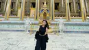 Ziva Magnolya menikmati waktu liburannya di Thailand dengan mengunjungi Grand Palace yang berada di Bangkok. Perempuan 22 tahun itu tampil dengan mengenakan setelan serba hitam. Tak lupa, Ziva mengabadikan potretnya di tempat wisata yang memiliki arsitektur megah dan berlapis emas tersebut. (Liputan6.com/IG/@zivamagnolya)