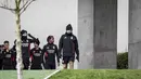Menjamu Los Blancos, SL Benfica tampil percaya diri hasil kemenangan menakjubkan 4-2 pada pertemuan sebelumnya di fase liga. Tampak dalam foto, bek SL Benfica asal Argentina, Nicolas Otamendi tiba untuk sesi latihan menjelang leg pertama play-off Liga Champions 2025/2026 melawan Real Madrid di Kampus Benfica, Seixal, pinggiran Lisbon, Portugal, pada Senin 16 Februari 2026. (PATRICIA DE MELO MOREIRA/AFP)