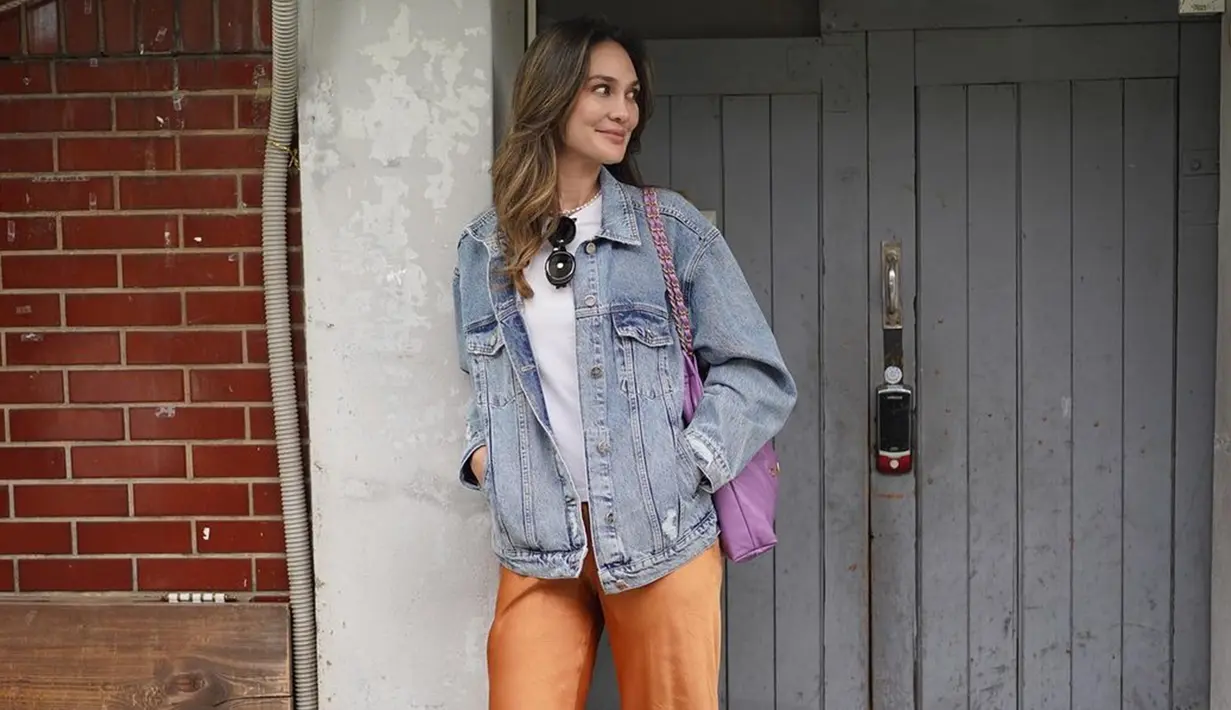 Kaos putih polos memang tak pernah salah untuk dipadu-padankan dengan berbagai busana lain. Penampilan kasual Luna Maya dengan jaket denim ini juga curi perhatian netizen. (Liputan6.com/IG/@lunamaya)