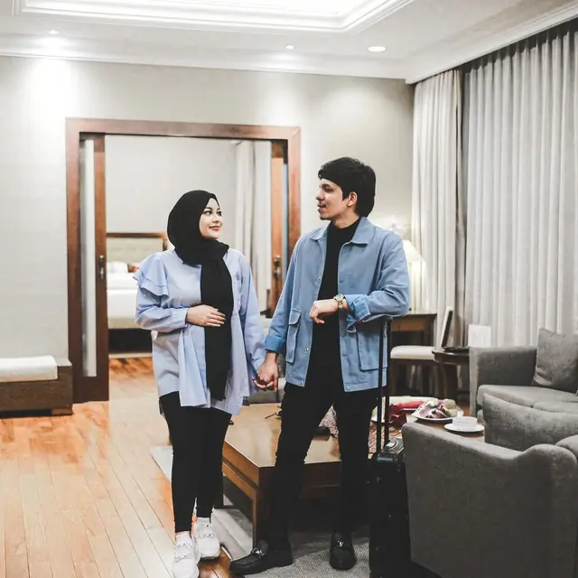 Potret 9 Seleb Pria yang Jadi Suami Siaga saat Istri Hamil, Curi Perhatian
