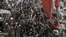 Alat berat mengangkut sampah yang memenuhi sekitar Pintu Air Manggarai, Jakarta, Minggu (8/4). Sampah terdiri dari ranting pohon dan plastik styrofoam. (Merdeka.com/Iqbal Nugroho)