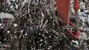 Alat berat mengangkut sampah yang memenuhi sekitar Pintu Air Manggarai, Jakarta, Minggu (8/4). Sampah terdiri dari ranting pohon dan plastik styrofoam. (Merdeka.com/Iqbal Nugroho)