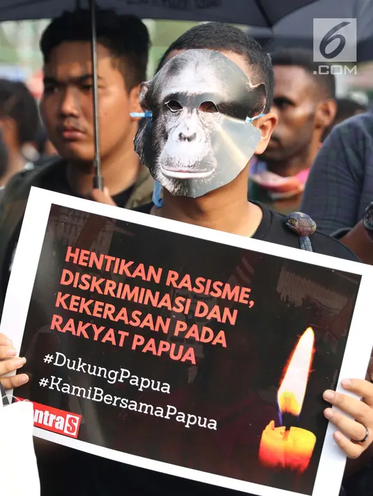 Peserta Aksi Kamisan ke-598 saat berunjuk rasa di depan Istana Merdeka, Jakarta, Kamis (22/8/2019). Aksi Kamisan ke-598 mengangkat permasalahan dan meminta pemerintah menghentikan kasus Rasisme, Kekerasan dan Diskriminasi yang terjadi di Papua. (Liputan6.com/Helmi Fithriansyah)
