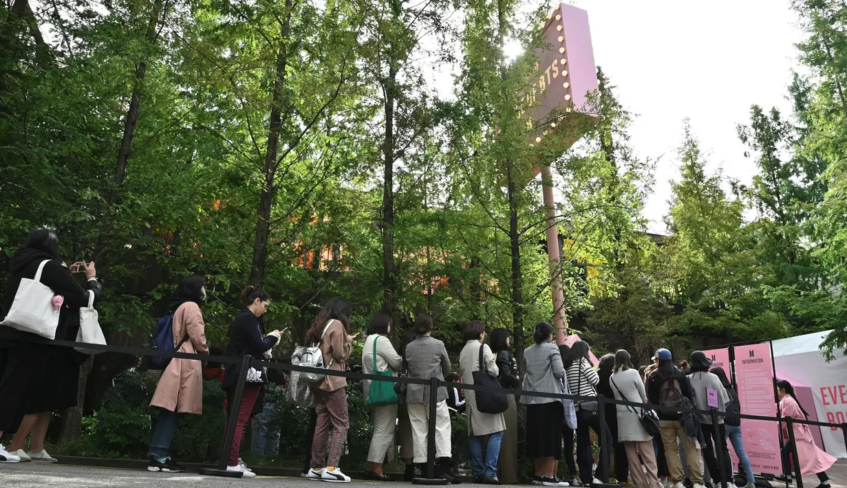 Penggemar mengantre untuk memasuki toko pop-up BTS di Distrik Gangnam, Seoul, Korea Selatan, Jumat (18/10/2019). House of BTS merupakan sebuah pop-up store versi lebih besar dibandingkan yang selama ini dibuka di lokasi konser BTS. (Jung Yeon-je/AFP)