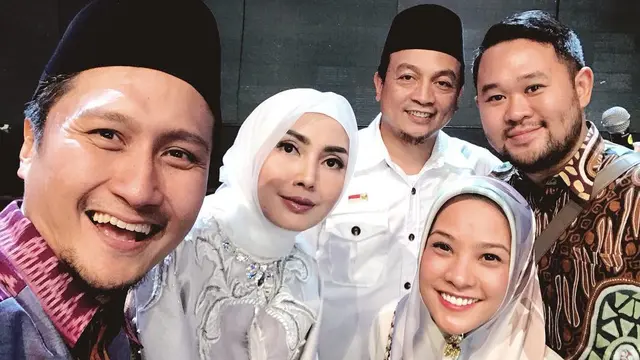 [Bintang] 8 Potret Saat Fenita Arie Mengenakan Hijabv