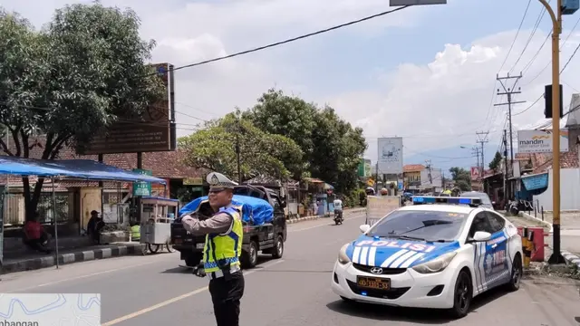 Satuan Lalu Lintas Polres Garut, Jawa Barat mulai mengobral rekayasa Lalu lintas sistem one way atau satu arah di kawasan jalur utama mudik utama libur panjang Isra Mikraj dan Imlek 2025. (Liputan6.com/Jayadi Supriadin)