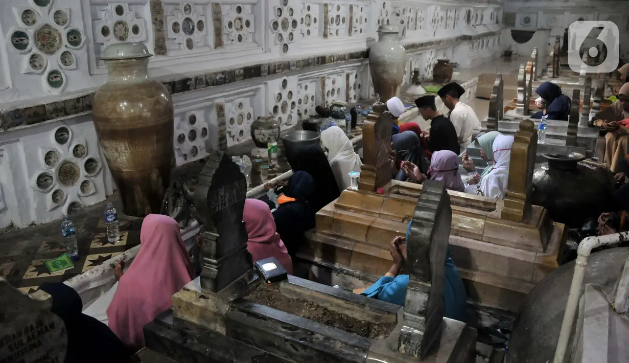 Peziarah berdoa saat berziarah ke makam Sunan Gunung Jati di Cirebon, Jawa Barat, Kamis (31/3/2022). Makam Sultan Syarif Hidayatullah atau Sunan Gunung Jati merupakan salah satu lokasi yang ramai didatangi para peziarah sebagai tradisi jelang bulan suci Ramadhan. (merdeka.com/Iqbal S. Nugroho)