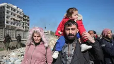 Warga lingkungan Sheikh Maqsud dievakuasi dari zona berbahaya oleh anggota pasukan keamanan pemerintah Suriah, di Aleppo pada Sabtu 10 Januari 2026. Gelombang evakuasi besar-besaran warga sipil dari lingkungan Sheikh Maqsoud dan Ashrafieh di Aleppo, Suriah, terus berlanjut. (OMAR HAJ KADOUR/AFP)