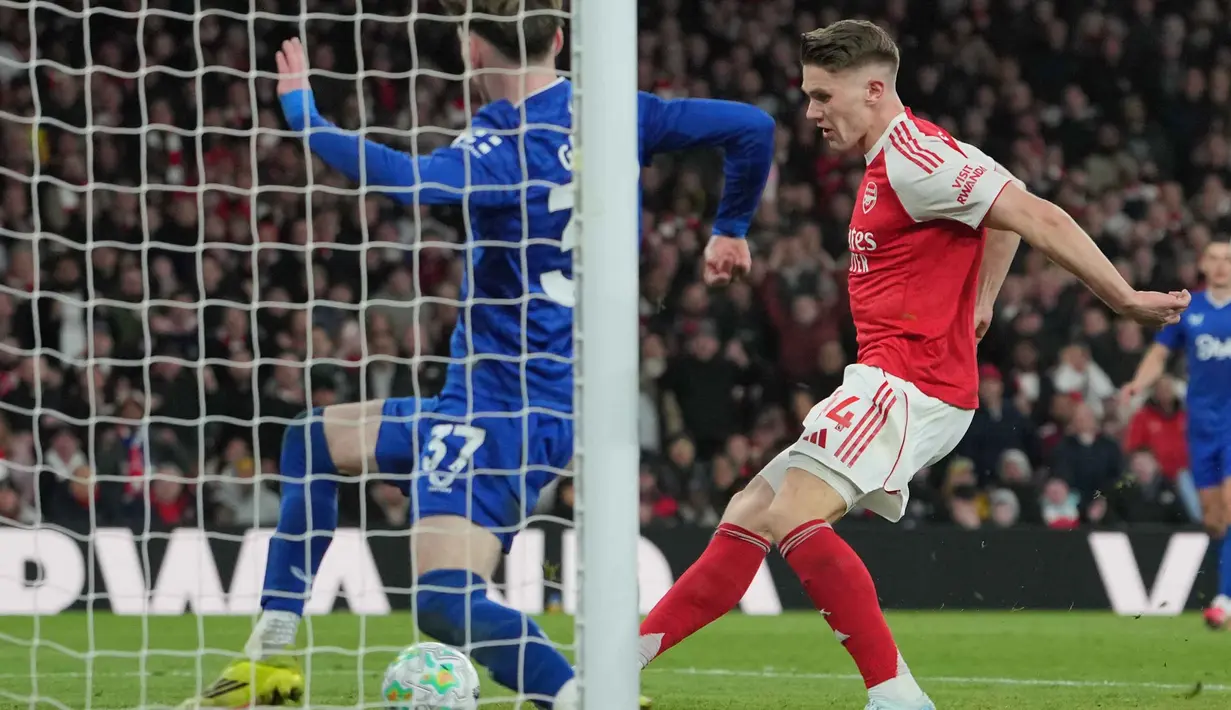 Jelang waktu normal berakhir, gol yang ditunggu Arsenal akhirnya tercipta pada menit ke-89 lewat aksi Viktor Gyokeres. Tampak dalam foto, pemain Arsenal, Viktor Gyoekeres (kanan) saat mencetak gol selama pertandingan lanjutan Premier League musim 2025/2026 melawan Everton di Emirates Stadium, Inggris, Sabtu 14 Maret 2026 waktu setempat atau Minggu (15/3/2026) dini hari WIB. (AP Photo/Kin Cheung)