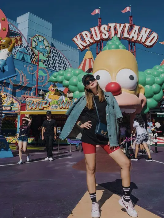 Meski bukan dipenguhujung tahun, namun gaya Luna Maya saat di Amerika Serikat tahun ini patut kita bahas. Ia tampil santai dengan tshirt hitam dan kemeja denim sebagai luaran, dipadu dengan celana road bike merah. Untuk menunjang penampilan Luna pun mengenakan sneakers, mini slingbag, dan topi cap.