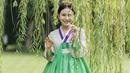 Rossa menjadi penyanyi Indonesia pertama ang bernaung di agensi Korea Selatan, SM Entertaiment. Rossa pun sangat cocok mengenakan hanbok soft pink dengan rok hijaunya. Riasan kepalanya membuatnya tampak manis. Dok. (@itsrossa910)