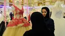Pengunjung melihat gaun pengantin saat berada di pameran pernikahan di Kota Laut Merah, Jeddah, Arab Saudi (11/4). (AFP PHOTO/Amer HILABI)