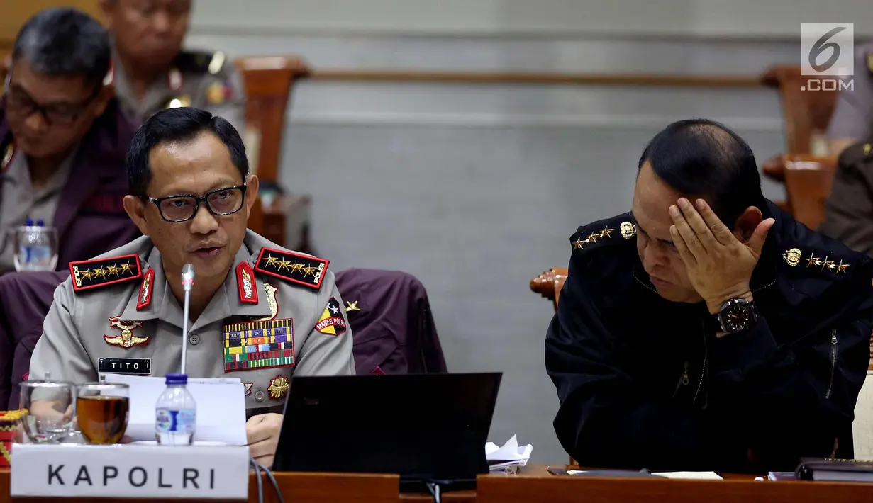 Kapolri Jendral Pol Tito Karnavian didampingi Wakapolri Komjen Pol Syafruddin mengikuti rapat dengar pendapat umum (RDPU) dengan Komisi III DPR di Kompleks Parlemen, Senayan, Jakarta, Rabu (12/10). . (Liputan6.com/Johan Tallo)