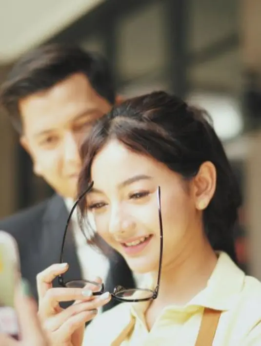 “Aku beruntung semesta mendukung,” salah satu caption di Instagram Rendi yang kemudian dikomentari oleh Glenca dengan emoji penuh cinta. (Instagram/glencachysaraofficial)