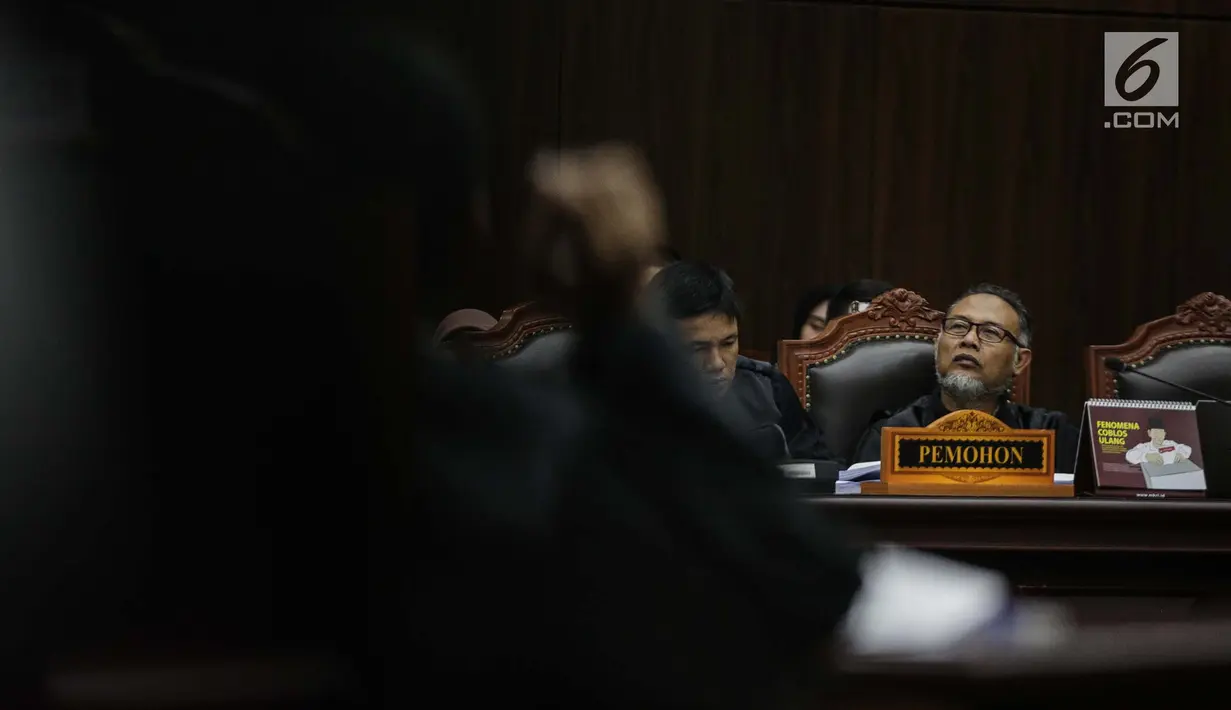 Ketua Tim Hukum Prabowo-Sandiaga, Bambang Widjojanto saat mengikuti sidang lanjutan perselisihan hasil pemilihan umum (PHPU) untuk Pemilihan Presiden 2019 di Gedung MK, Jakarta, Selasa (18/6/2019). (Liputan6.com/Faizal Fanani)