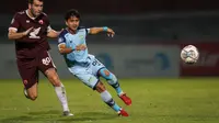 Pemain PSM Makassar, Willem Jan Pluim (kiri), berduel dengan pemain Persela Lamongan, Akbar, dalam lanjutan BRI Liga 1 2021/2022. (Bola.com/Bagaskara Lazuardi)