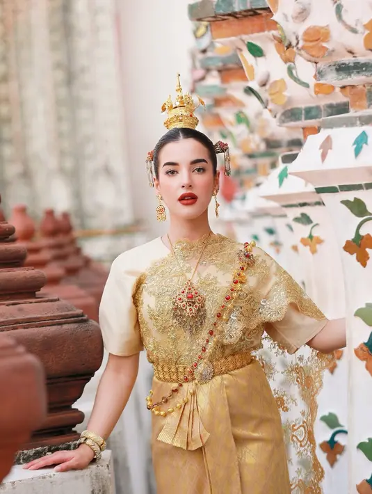 Dalam foto yang diunggah ke media sosial, Tasya terlihat bagaikan putri kerajaan Thailand dengan sentuhan pesona Timur Tengah yang khas, membuat netizen menjulukinya sebagai "Lisa BLACKPINK versi Arab." [@tasyafarasya].