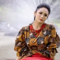 Melalui akun Instagram pribadinya, ibu empat anak ini diketahui kerap menggunakan batik dalam berbagai acara. Namun, dirinya lebih sering memakai batik untuk bekerja di gedung DPR RI ataupun saat melakukan kunjungan kerja. (Liputan6.com/IG/@krisdayantilemos)