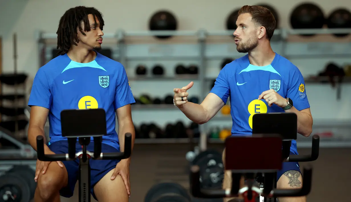 Dua pemain Liverpool, Trent Alexander-Arnold (kiri) dan Jordan Henderson saat menjalani sesi latihan bersama Timnas Inggris di gym pusat latihan Manchester United, Carrington Training Ground, Manchester (17/6/2023) sebagai persiapan menghadapi Makedonia Utara pada laga Grup C Kualifikasi Euro 2024. (FB/England Football Team)