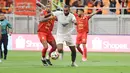 Pemain Persija Jakarta, Gustavo Almeida (kiri) berduel dengan pemain PSM Makassar, Yuran Fernandes (kanan) pada pekan ke-22 BRI Super League 2025/2026 yang digelar di Jakarta International Stadium, Jumat (20/2) malam WIB. (Bola.com/Abdul Aziz)