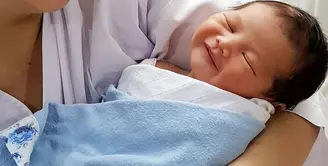 Kebahagiaan tengah dirasakan pasangan Lucky Perdana dan Veronika. Senin, 9 April Veronika melahirkan anak pertamanya di Rumah Sakit Pondok Indah, Jakarta Selatan. Bayi mungil yang baru beberapa hari lahair itu tersenyum. (Instagram/_luckyperdana)