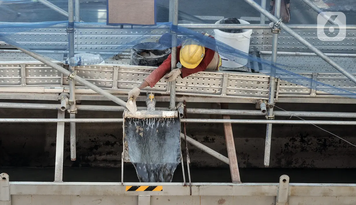 Aktivitas pekerja saat menyelesaikan proyek pembangunan jalur Mass Rapid Transit (MRT) Fase 2A-CP203 rute Bundaran HI-Kota Tua di Jalan Gajah Mada, Jakarta Barat, Minggu (11/9/2022). Gubernur DKI Jakarta Anies Baswedan mengungkapkan, pembangunan jalur kereta cepat MRT fase 2A rute Stasiun Bundaran Hotel Indonesia (HI)-Kota Tua yang memiliki panjang 6,3 kilometer tersebut ditargetkan rampung pada 2028. (merdeka.com/Iqbal S. Nugroho)