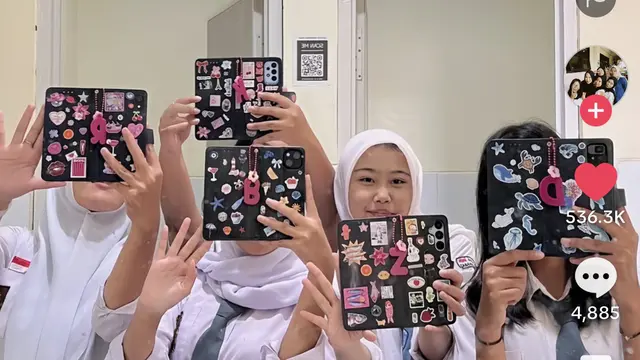 Flip Case ala Bapak-Bapak Jadi Trend Lagi Berkat Gen Z, Dihias Stiker Aesthetic & Charm Gemas