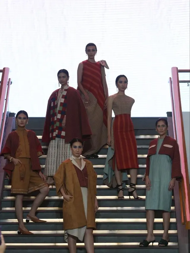 Kreasi Seni Pahat Batak dalam Koleksi Teranyar Tobatenun ‘Kayu dan Kosmos’