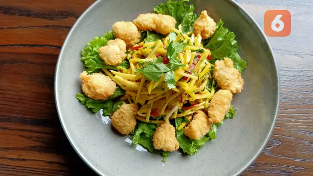 Menjelang Malam dengan Semangkuk Sop Buntut dan Salad Thailand