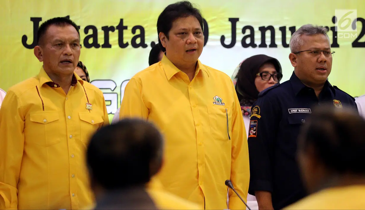 Ketua Umum Partai Golkar Airlangga Hartarto didampingi Sekjen  Lodewijk Freidrich Paulus (kiri) Ketua KPU Arief Budiman (kanan) di DPP Golkar, Jakarta, Senin (29/1). (Liputan6.com/JohanTallo)