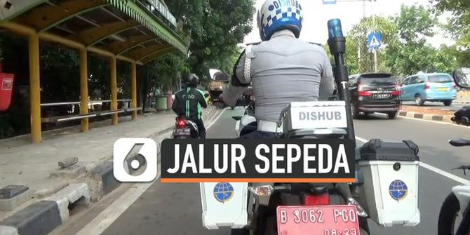 VIDEO: Lewati Jalur Sepeda, Pengemudi Ojol Kabur Dikejar Polisi