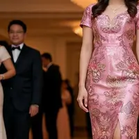 Ilustrasi Model Dress Batik Belahan Depan (Sumber Gambar: Meta AI)