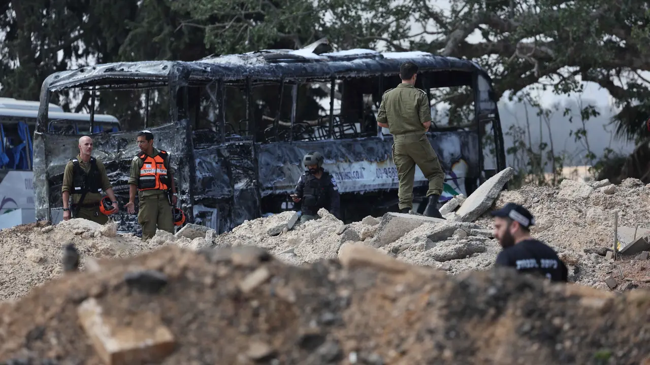 Iran Terus Gempur Israel, Sejumlah Bangkai Bus Terbakar