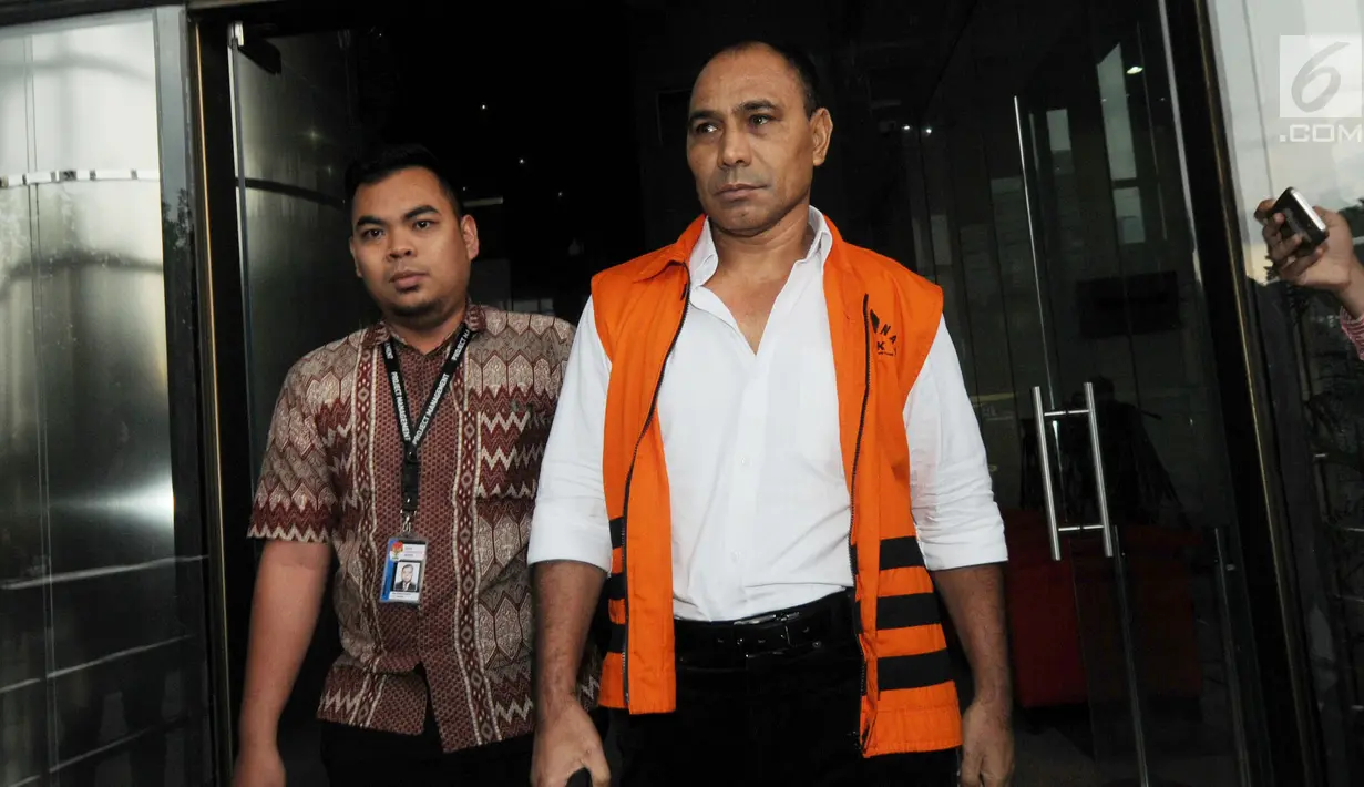 Bupati Ngada, Marianus Sae berjalan meninggalkan gedung KPK usai menjalani pemeriksaan lanjutan, Jakarta, Selasa(27/3). Marianus diperiksa sebagai saksi untuk tersangka Direktur PT Sinar 99 Permai Wilhelmus Iwan Ulumbu. (Merdeka.com/Dwi Narwoko)