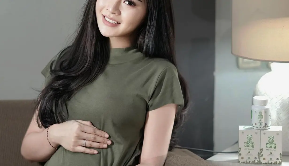 Pesona anggun terpancar saat Bella Bonita mengandung. Ia tampil cantik sederhana hanya mengenakan kaus lengan pendek berwarna hijau dengan celana hitam. [Foto: Instagram/bellabonita_r.a]