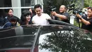 "Kita tanya sama perempuan deh, satu, kalau misalkan saya mbah-mbah atau nenek-nenek nikah sama berondong mungkin boleh mereka berpersepsi kalau cowok itu mau harta saya," lanjutnya. (Bambang E. Ros/Bintang.com)
