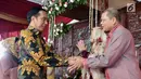 Presiden Jokowi dan Ibu Iriana memberi ucapan selamat kepada orang tua mempelai pria, Ahmad Pandapotan Manurung, saat menghadiri resepsi pernikahan di Lenteng Agung, Jakarta, Jumat (16/2). (Liputan6.com/Pool/Biro Pers Setpres)