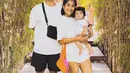 Keluarga kecil Tarra Budiman terlihat kompak ya bersama-sama mengenakan pakaian bernuansa putih nih. (Liputan6.com/IG/@tarrabudiman)