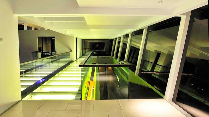 Selasar rumah modern kontemporer karya Wastu Cipta Parama. (dok. Arsitag.com)