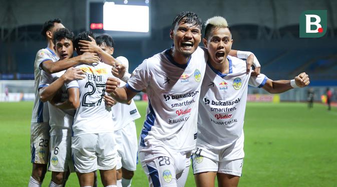Sejumlah pemain PSIM Yogyakarta merayakan gol penyeimbang 1-1 ke gawang Dewa United yang dicetak oleh Hapidin (kanan) dalam matchday pertama Grup Y Babak 8 besar Liga 2 2021 di Stadion Wibawa Mukti, Cikarang, Kamis (16/12/2021). (Bola.com/Bagaskara Lazuardi)