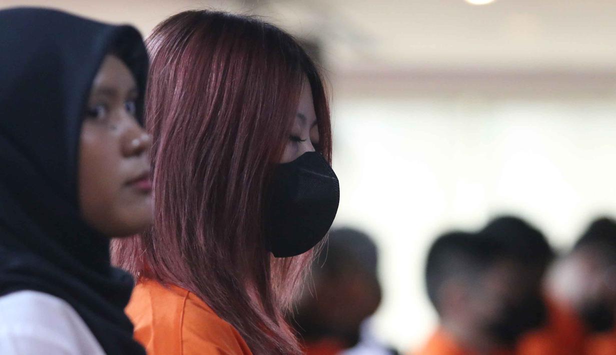 Untuk diketahui, operasi Wira Waspada merupakan kegiatan pengawasan keimigrasian yang dilakukan secara nasional dengan sasaran utama tenaga kerja asing (TKA), baik yang berada di kawasan pertambangan maupun di luar wilayah pertambangan. Tampak dalam foto, salah satu Warga Negara Asing (WNA) yang terjaring Operasi Wira Waspada 2025 diperlihatkan saat rilis di Gedung Direktorat Jenderal Imigrasi, Jakarta Selatan, Selasa (16/12/2025). (merdeka.com/Arie Basuki)