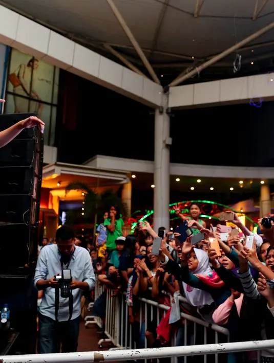 Dalam acara yang diselenggarakan di Summarecon Mall Serpong tersebut, CJR berkolaborasi dengan musisi kawakan, Andre Hehanussa. (Adrian Putra/Bintang.com)