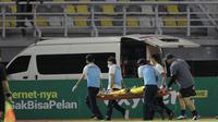 Kiper Timnas Indonesia U-20, Cahya Supriadi ditandu menuju ambulans usai mengalami cedera dalam pertandingan matchday kedua Kualifikasi Grup F Piala Asia U-20 2023 di Stadion Gelora Bung Tomo, Surabaya, Jumat (16/9/2022). (Bola.com/Ikhwan Yanuar)