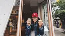 Berpose memegang dua cup kopi, Maudy Ayunda kembali tampil kasual. Kali ini, ia memilih tampilan denim on denim. Foto: Instagram.