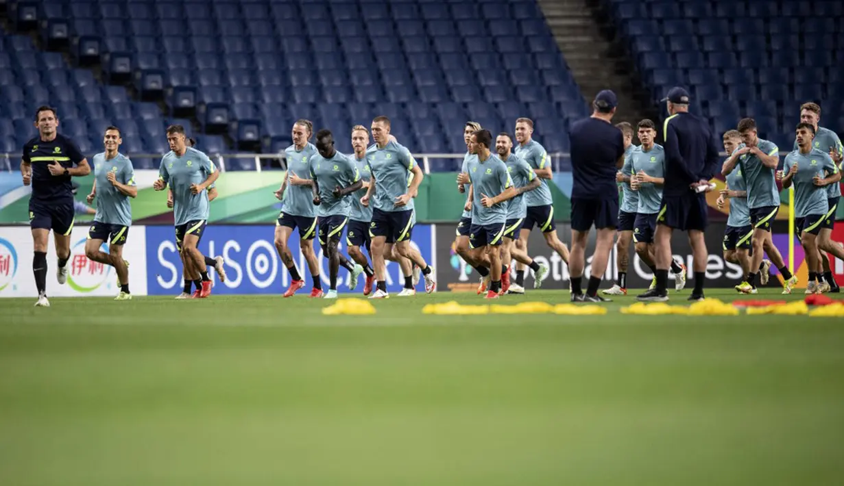 Para pemain Australia menghadiri sesi latihan di Stadion Saitama, Saitama, Jepang, Senin (11/10/2021). Australia akan menghadapi Jepang pada pertandingan kualifikasi Piala Dunia 2022. (CHARLY TRIBALLEAU/AFP)