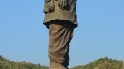 Patung tertinggi dunia, "Statue Of Unity", yang dibangun di negara bagian Gujarat, Selasa (30/10). Patung sebagai bentuk penghormatan bagi Sardar Vallabhbhai Patel ini akan diresmikan oleh PM India, Narendra Modi pada 31 Oktober. (SAM PANTHAKY/AFP)