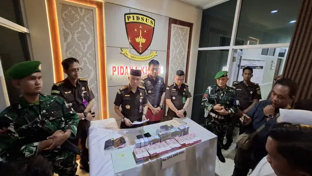 Konferensi pers penetapan CA, Kepala Marketing salah satu bank pelat merah sebagai tersangka korupsi. Foto : (Liputan6.com/Ardi).