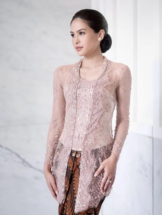 Maudy Ayunda tampil dengan kebaya payet bernuansa pastel dipadukan kain batiknya. [@maudyayunda]