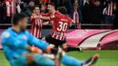 Pemain Athletic Bilbao, Alex Berenguer (kedua kanan) melakukan selebrasi bersama rekannya setelah mencetak gol ke gawang Girona pada laga lanjutan Liga Spanyol 2023/2024 di San Mames Stadium, Bilbao, Spanyol, Selasa (20/02/2024) dini hari WIB. (AFP/Ander Gillenea)